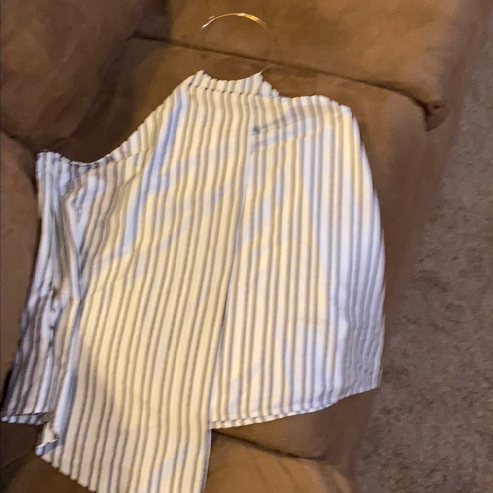 Halston sleeveless cute top!